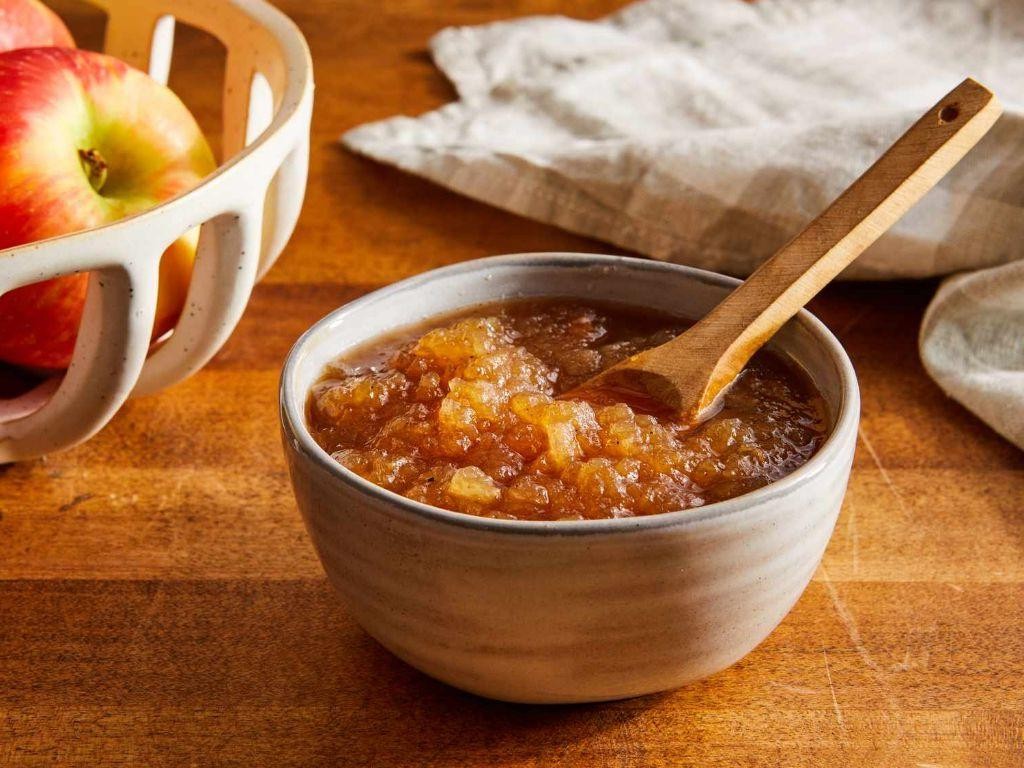 Slow Cooker Spiced Applesauce