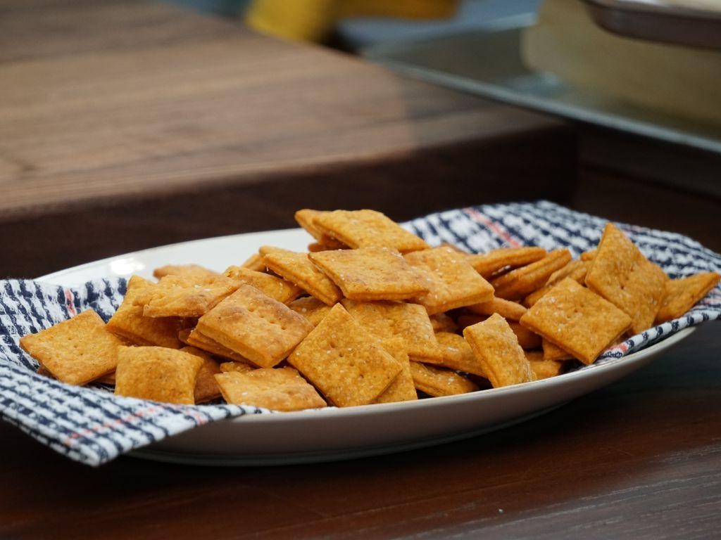 Smoky Cheddar Cheese Crackers