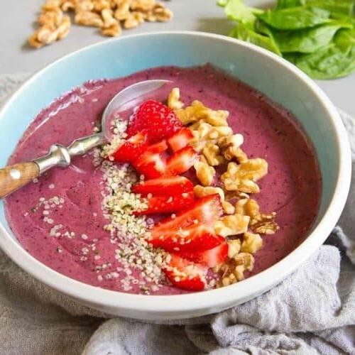 Smoothie Bowl with Almonds and Flaxseeds