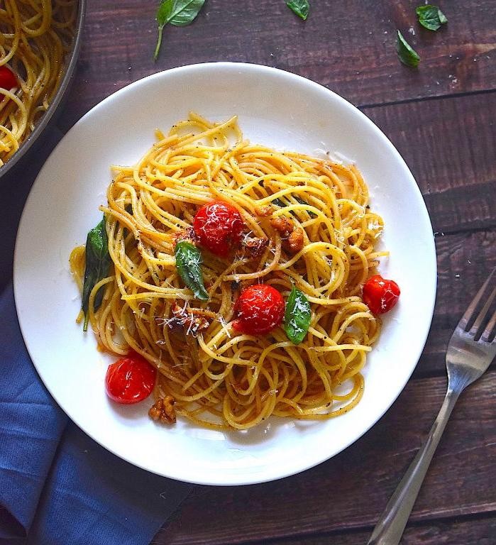 Spaghetti Aglio e Olio with Cherry Tomatoes