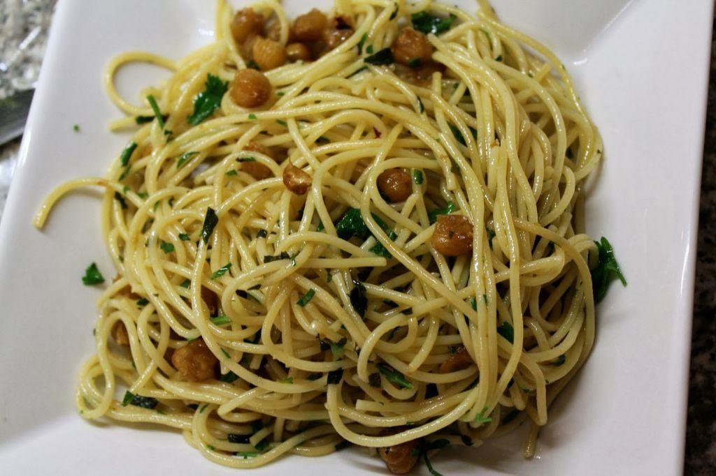 Spaghetti Aglio e Olio with Chickpeas