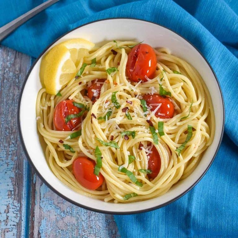 Spaghetti Aglio e Olio with Fresh Basil