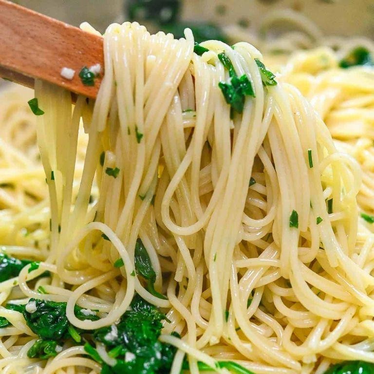 Spaghetti Aglio e Olio with Spinach