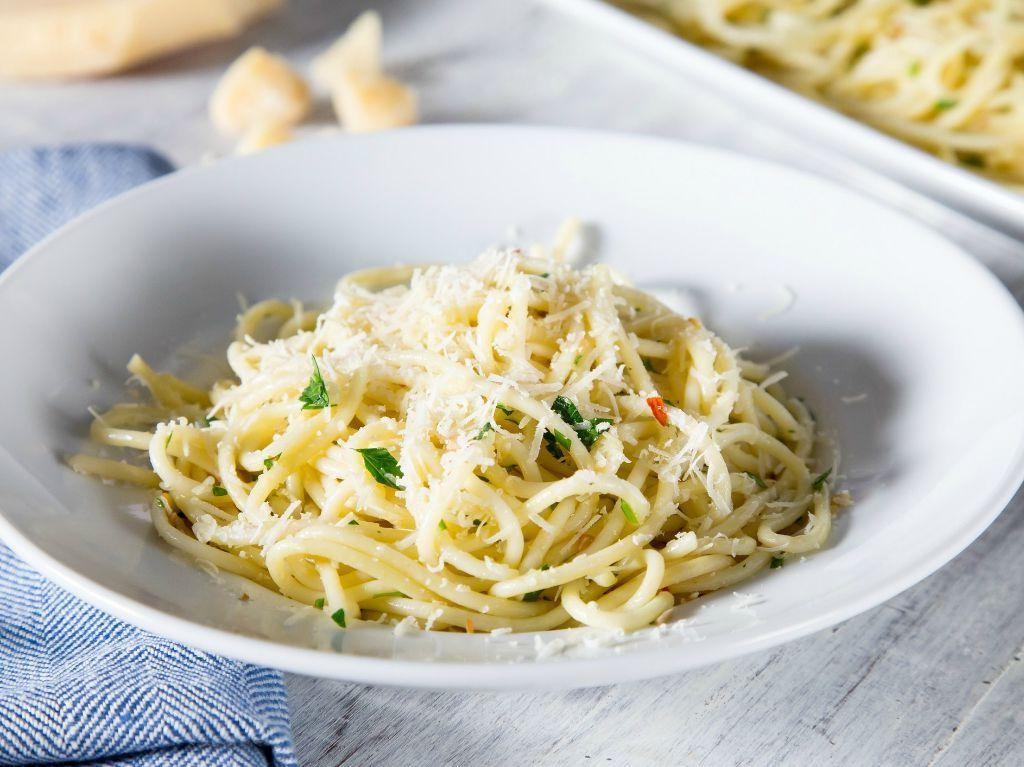 Spaghetti with Garlic and Olive Oil Sauce