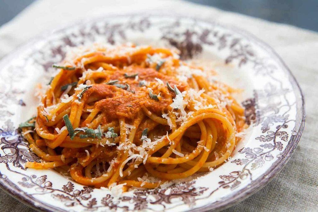 Spaghetti with Roasted Red Pepper Sauce
