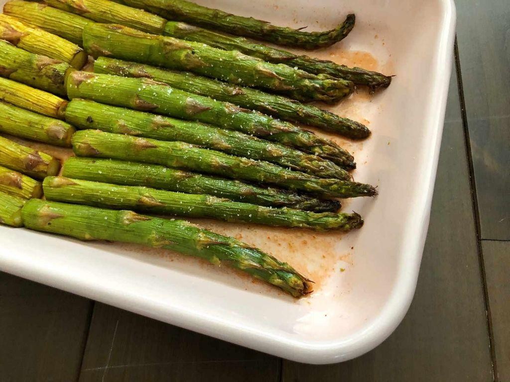 Spicy Sriracha Air Fryer Asparagus Spears