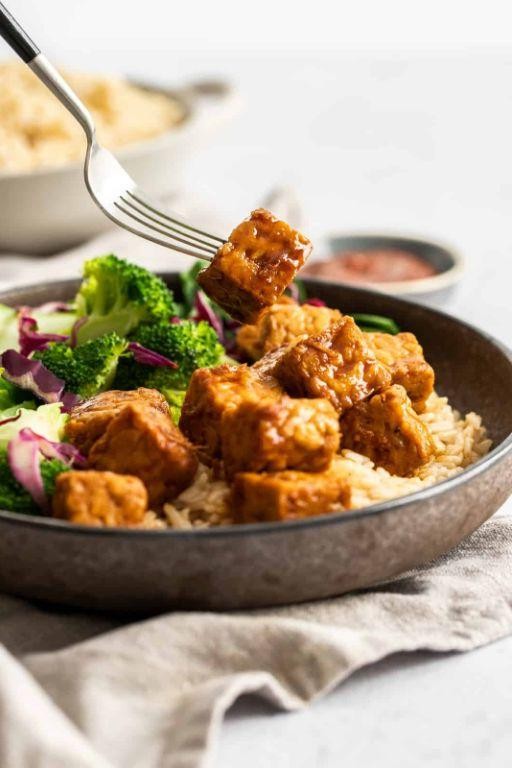 Spicy Sriracha Baked Tempeh