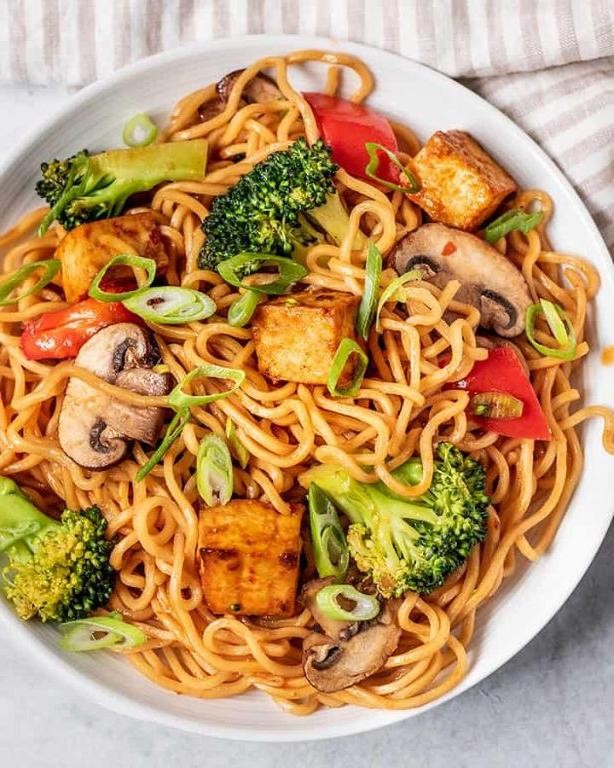 Spicy Sriracha Vegetable Chow Mein
