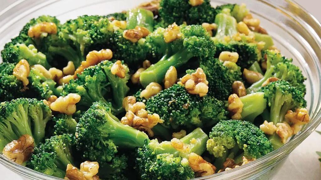 Steamed Broccoli with Walnut and Garlic Sauce