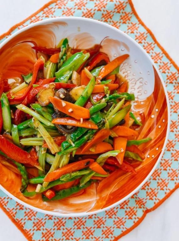 Stir-Fried Celery with Carrots and Peppers