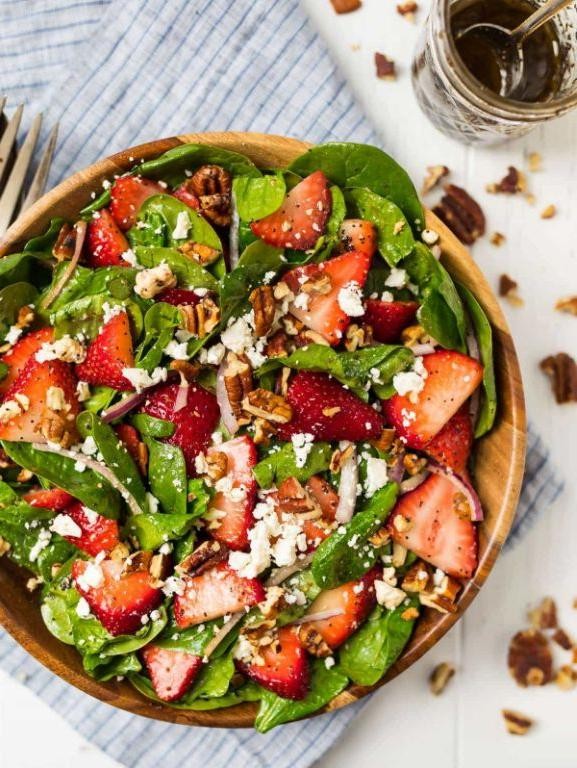 Strawberry Spinach Salad with Almonds and Balsamic Glaze