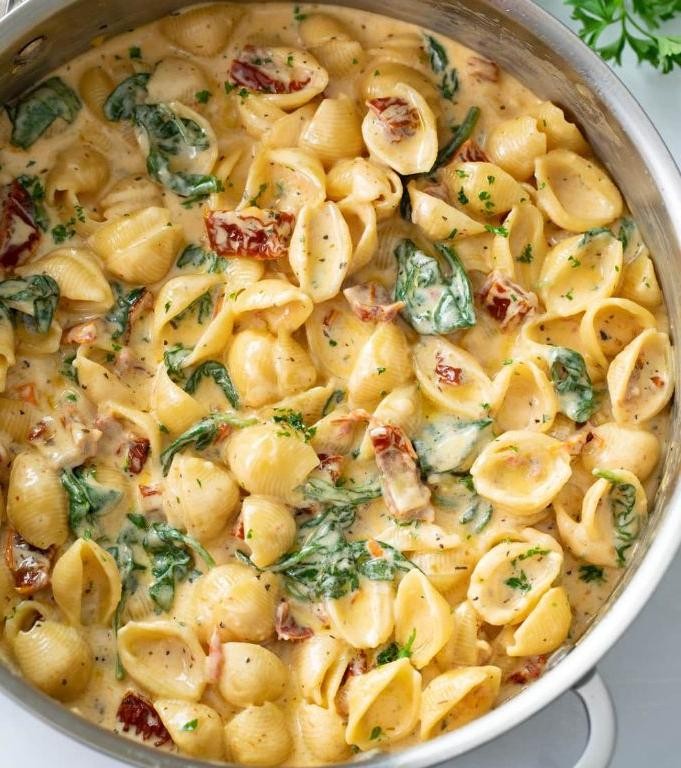 Sun-Dried Tomato and Basil Crockpot Mac and Cheese