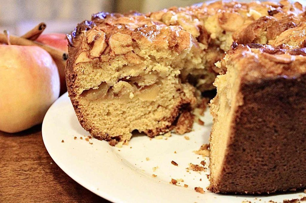 Traditional Jewish Apple Cake with a Hint of Cinnamon