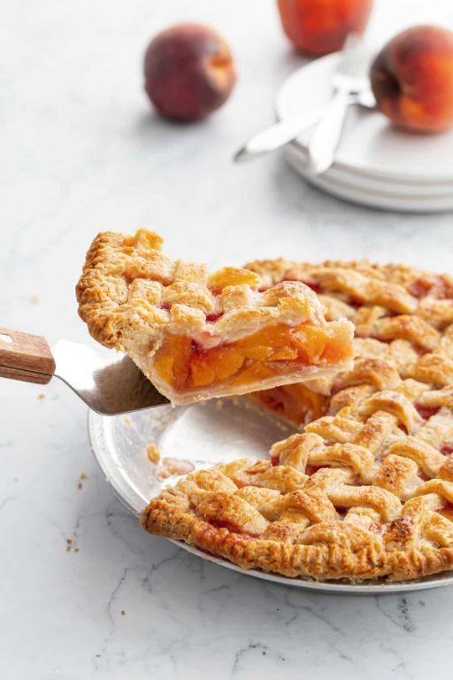 Vanilla Bean Peach Pie with Fresh Peaches