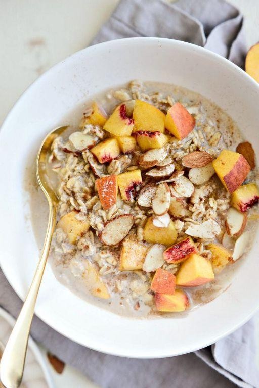 Vanilla Raw Oats with Fresh Peaches