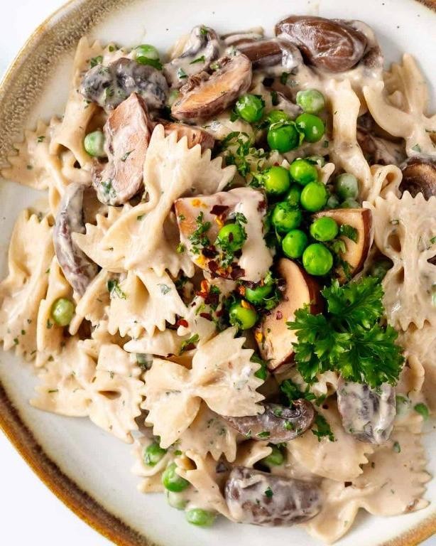 Vegetarian Rotelle with Mushrooms and Peas