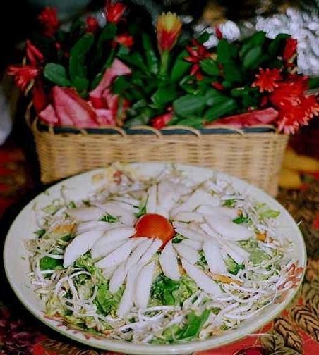 Vietnamese Beansprout Salad with Mint and Peanuts