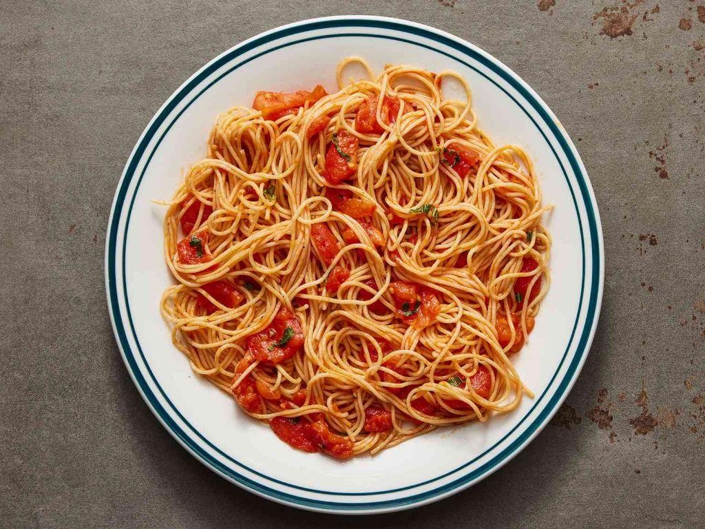 Zesty Spaghetti with Tomato and Garlic