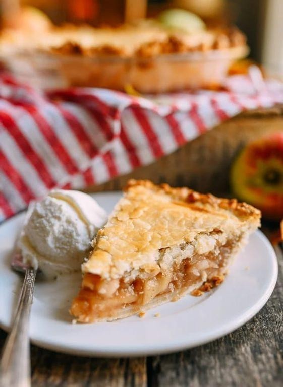 Classic Apple Pie with a Flaky Crust