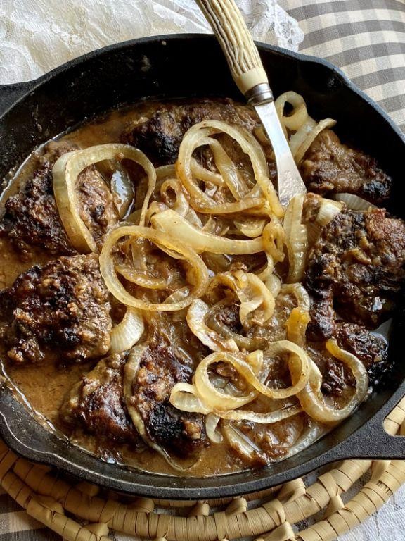 Classic Liver and Onions with Gravy