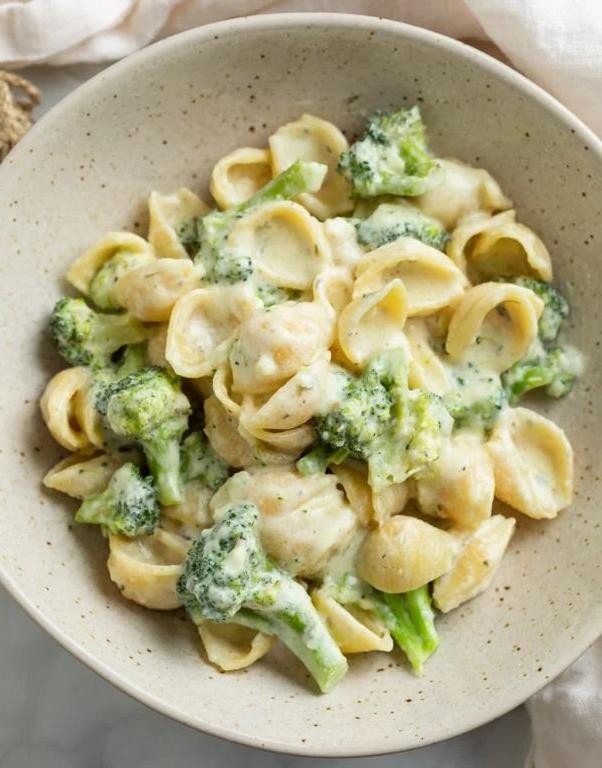 Creamy Garlic Pasta with Broccoli