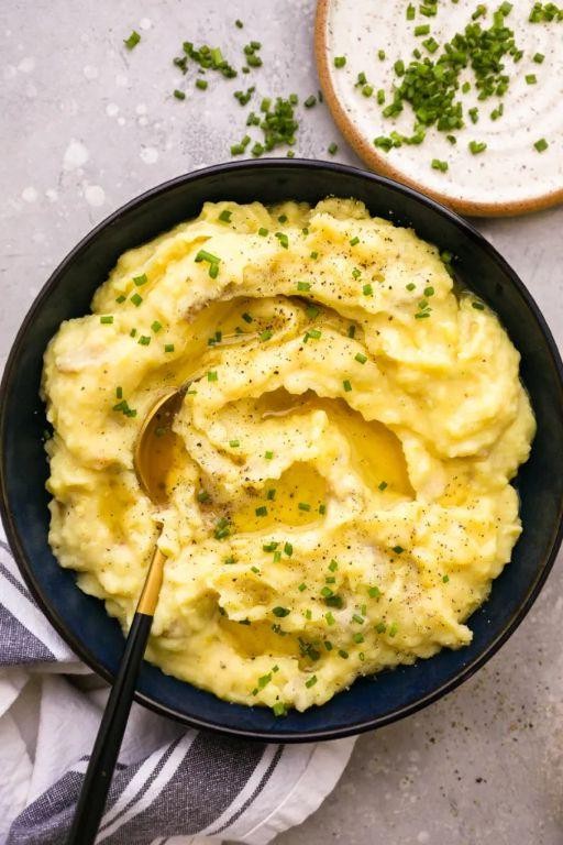Creamy Mashed Potatoes with Roasted Garlic
