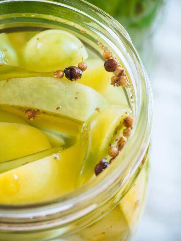 Curry-Flavored Pickled Green Tomatoes