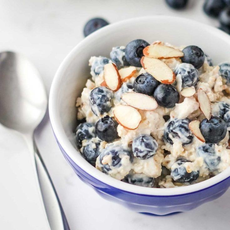 Overnight Oats with Berries and Almonds