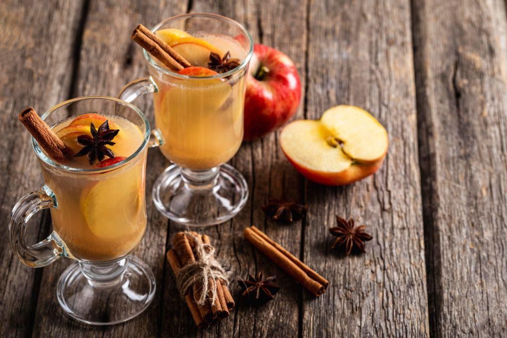 Spiced Apple Cider with Nutmeg and Cinnamon