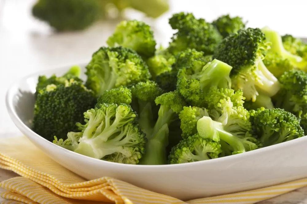 Steamed Broccoli with Garlic and Olive Oil