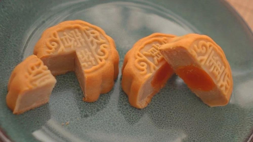 Traditional Lotus Seed Paste Moon Cake