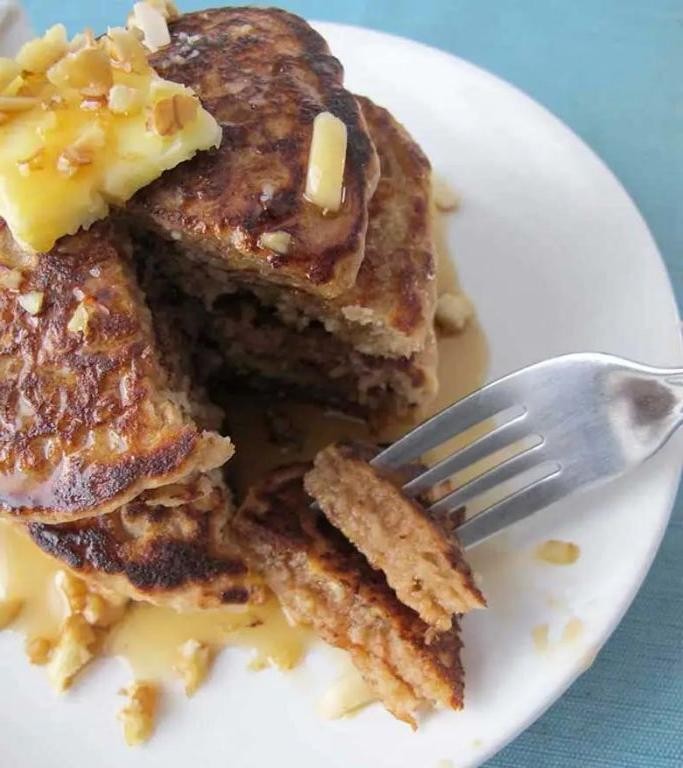 Whole Wheat Pancakes with Honey and Almonds